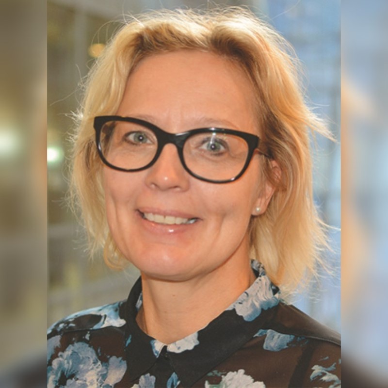 Closeup of Anna-Carin Ramsten in front of a mirrored background